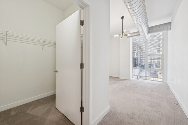 Building Photo - 901 W Madison St