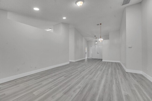 Building Photo - 13048 Meadowbreeze Dr