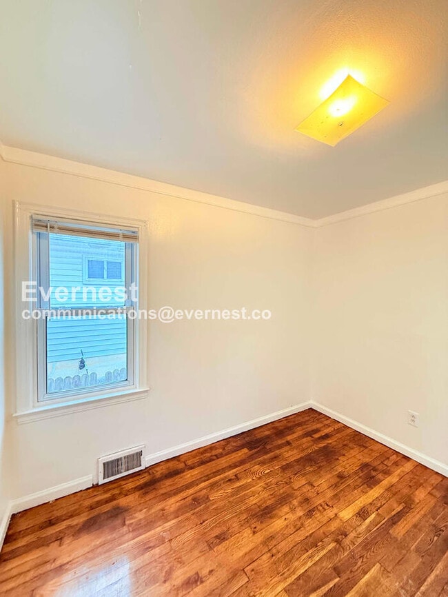 Building Photo - 25337 Ivanhoe Ave