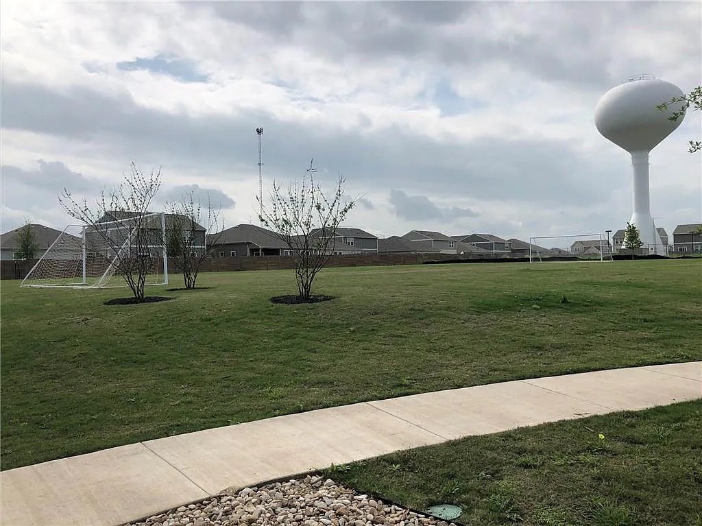 Building Photo - Room in House on Shooter McGavin Dr