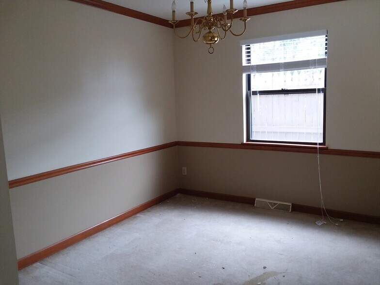 2nd bedroom - 548 W New Castle St