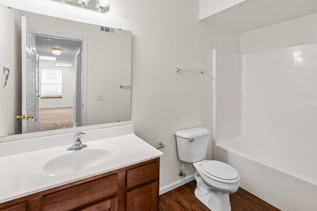 Building Photo - 2418 Northampton Dr