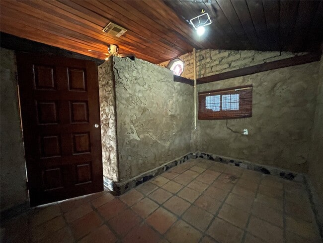 Building Photo - 4920 W 34th St