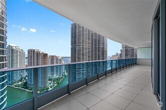 Building Photo - 200 Biscayne Blvd Way