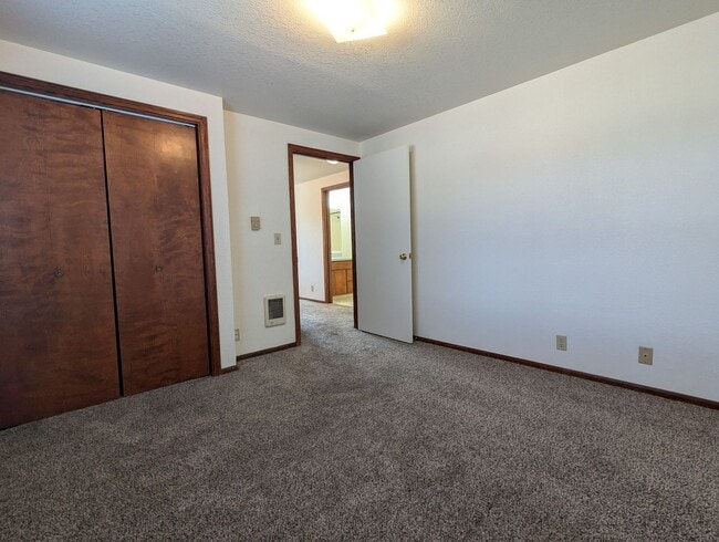 Building Photo - Great first floor 2bed/1 bath apartment