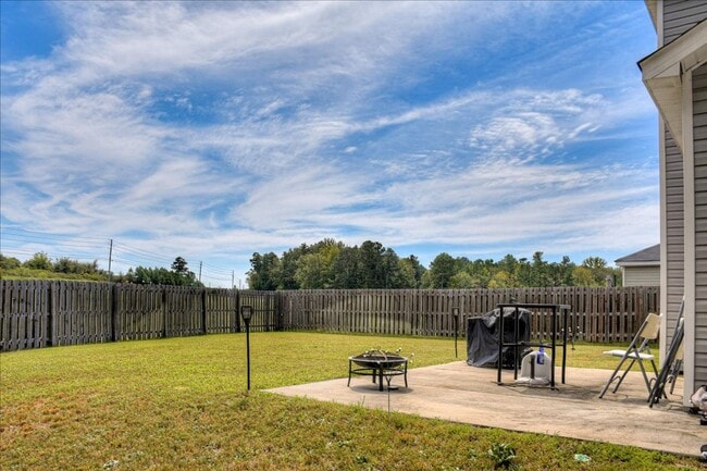 Building Photo - 4 bed, 2.5 bath home on corner lot with 2 car garage and fenced in back yard