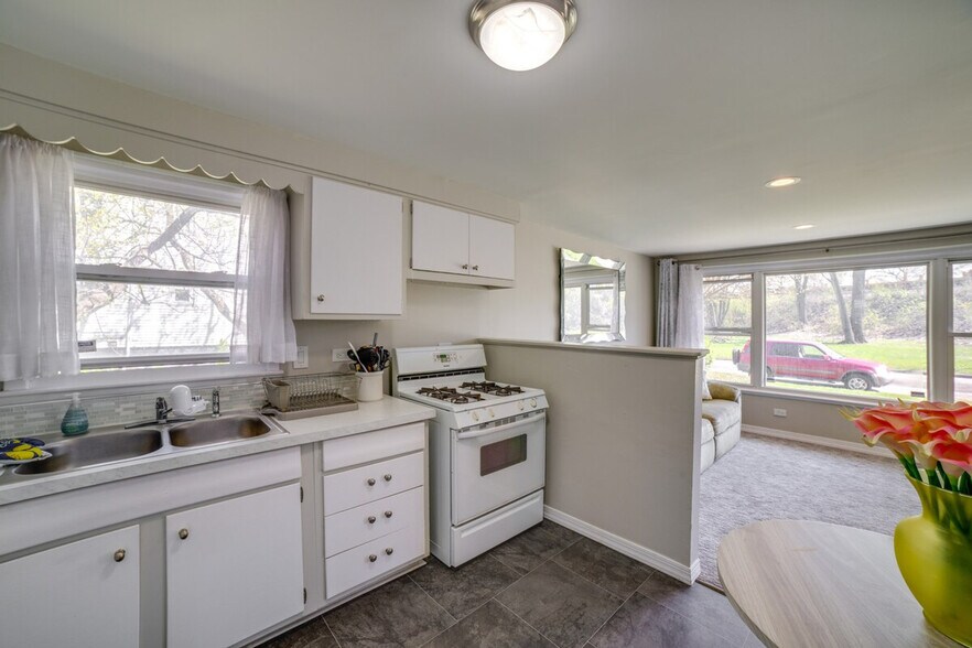 Building Photo - 544 E 92nd Pl