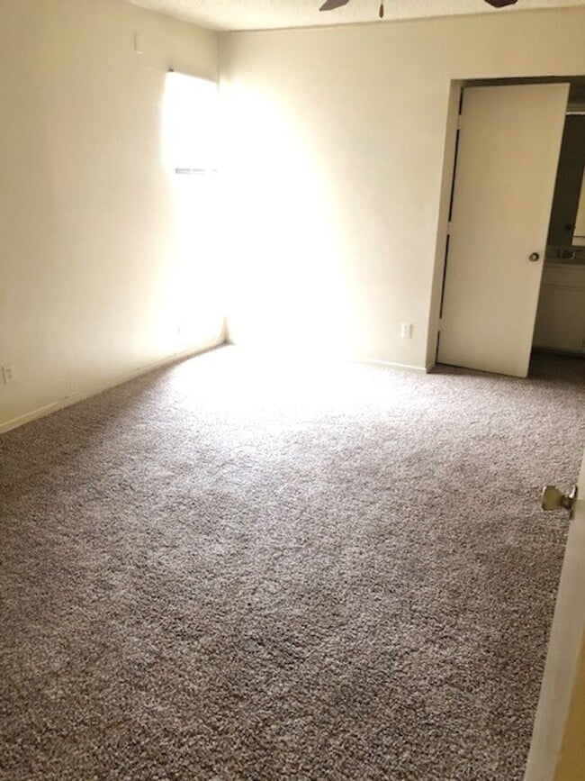 Building Photo - SUPER SPACIOUS 2 BEDROOM TOWNHOME