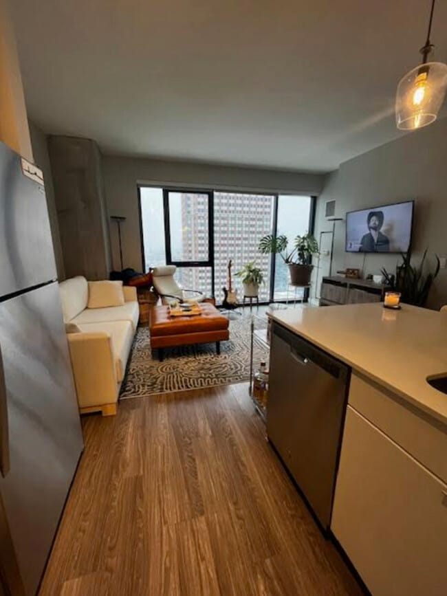 Building Photo - 833 N Clark St