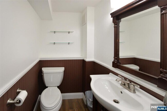 Building Photo - 40-10 Terhune Pl