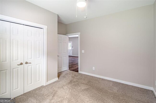 Building Photo - 215 Pinecone Ln