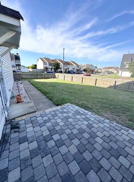 Building Photo - 713 Quesnel Dr