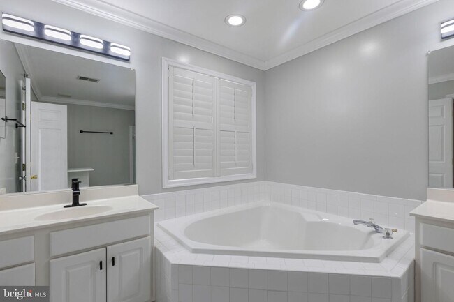 Building Photo - 434 Clayton Ln