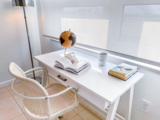 Building Photo - 3256 NE 1st Ave