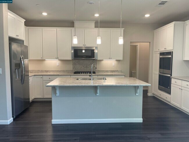Building Photo - 777 Country Club Dr
