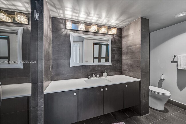 Building Photo - 16445 Collins Ave