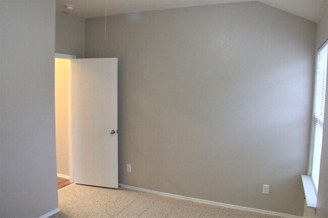 Building Photo - Beautiful Home in Twin Mills close to Bail...