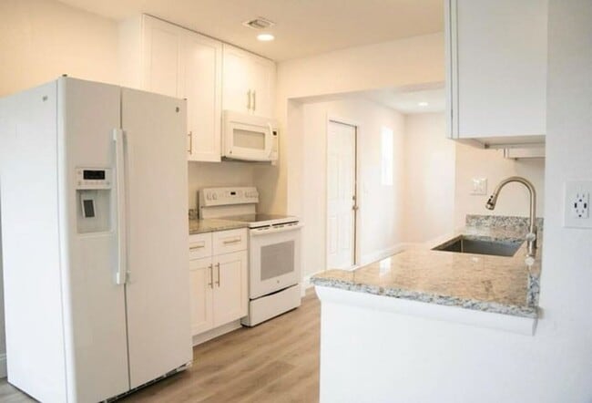 Building Photo - 2317 NW 15th Ct