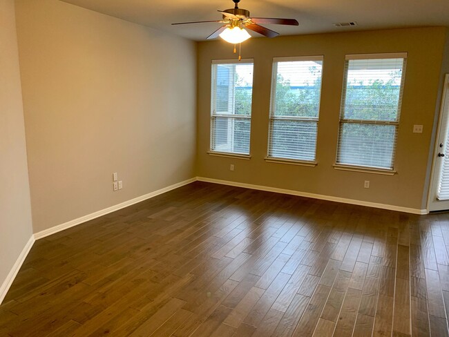 Building Photo - Beautiful 4 bedroom, 2.5 bathroom home in ...