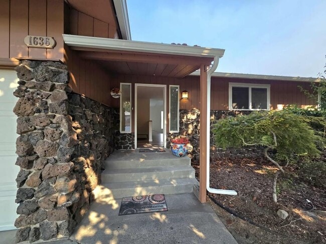 Primary Photo - Stunning 4 Bedroom, 3 Bathroom Home, with ...