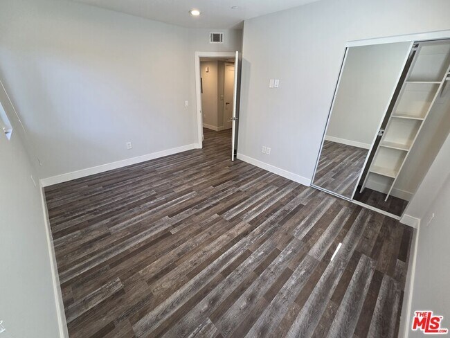 Building Photo - 1255 N Kingsley Dr