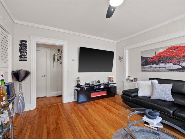 Building Photo - 10 Edgemere Rd