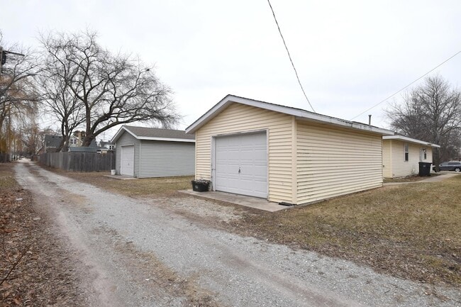 Building Photo - 3042 Hamlin Ave