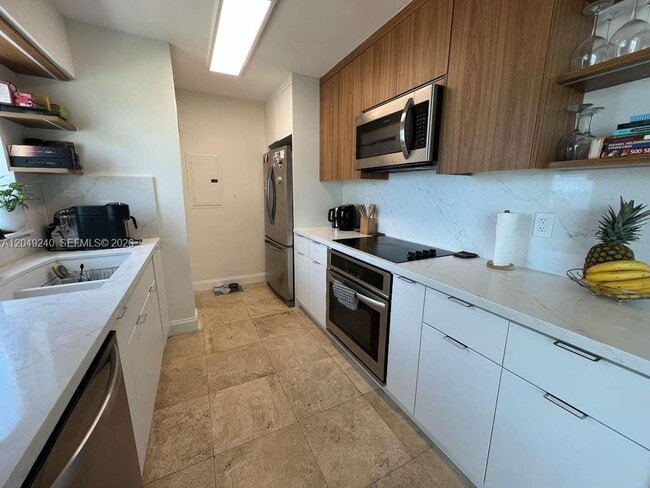Building Photo - 5900 Collins Ave