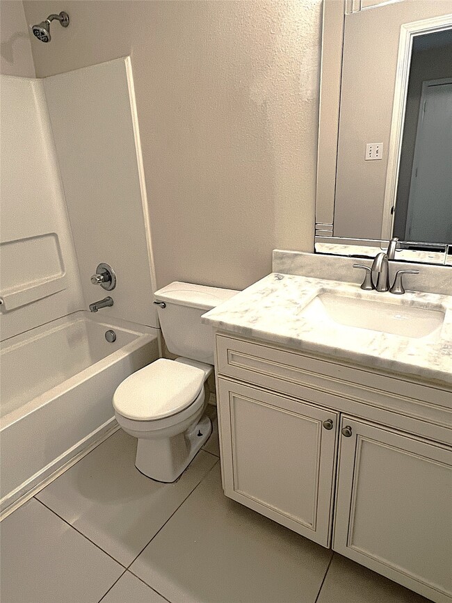 Building Photo - 2019 Pine Croft Dr