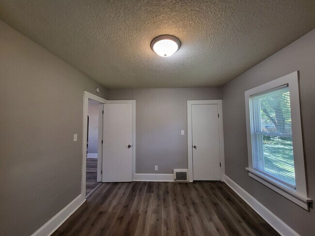 Building Photo - 2 Bedroom, 1 Bathroom home!