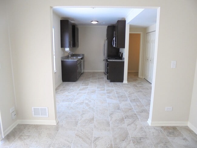 Building Photo - 1202 N Village Dr