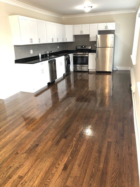 Building Photo - 839 W Cornelia Ave