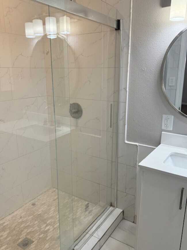 Building Photo - Beautiful 3 bedroom 2 bath 2 car garage ho...