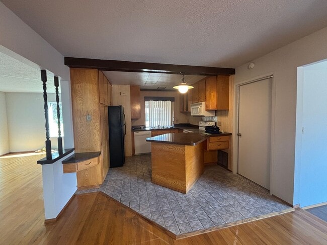 Building Photo - Charming 3 Bed, 2 Bath -  Quiet Neighborho...