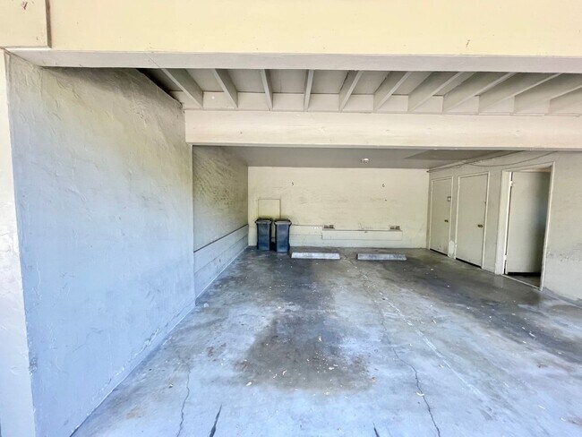 Building Photo - Sunlit 2BD/1BA w/ Private Balcony + Backyard! New Carpet! Assigned Parking! PROGRESSIVE