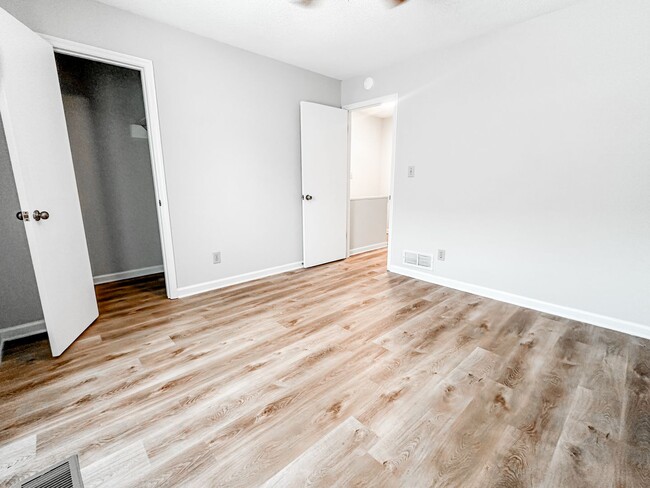 Building Photo - 2/1.5 Oakwood Townhome