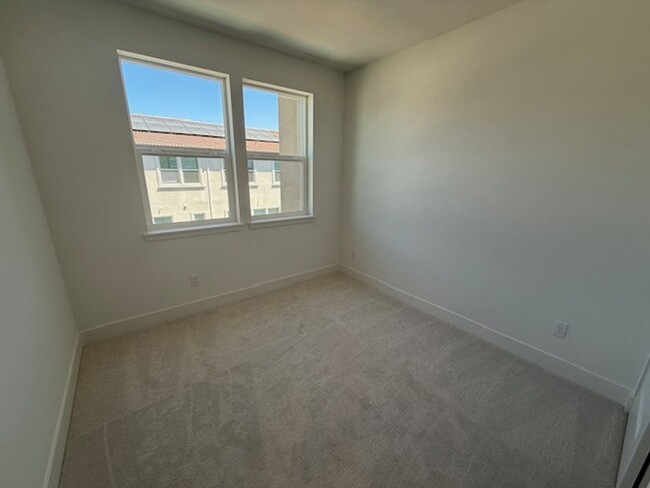 Building Photo - Brand New Townhome in Moonstone Community ...