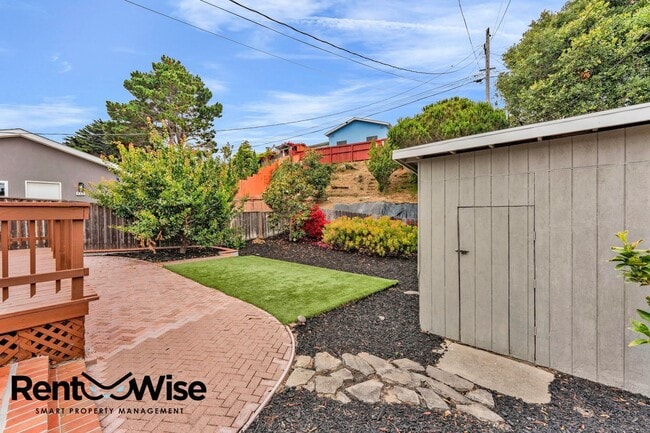 Building Photo - 110 Cuesta Dr