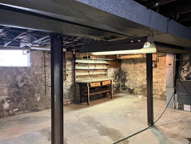 Building Photo - "Charming 3-Bed, 1 bath Retreat with Beautiful Floors on Laura Avenue!"