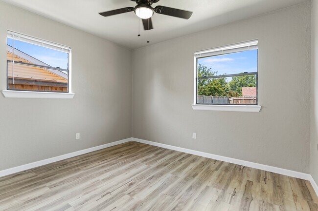 Building Photo - 1101 S Bouziden Dr