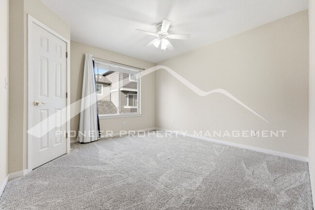 Building Photo - Spacious Townhouse with Central AC and Was...