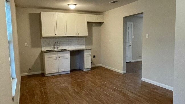 Building Photo - Comfortable house