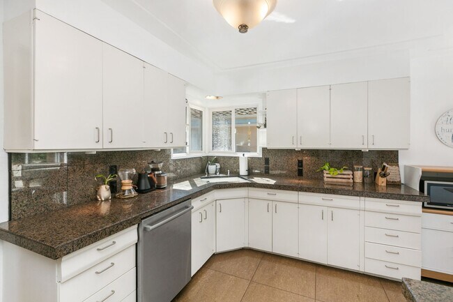 Building Photo - Spacious Talmadge Home WITH POOL!