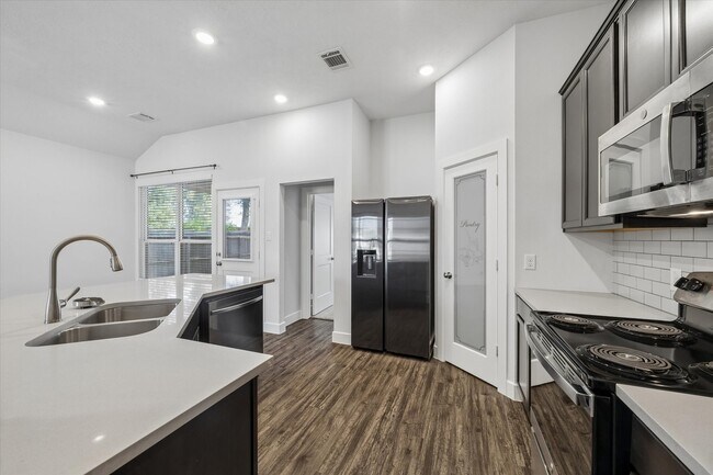 Building Photo - 260 Shoreview Dr