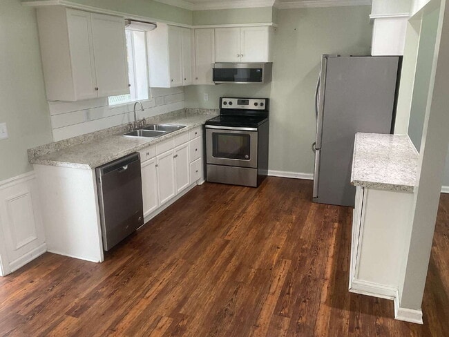 Building Photo - "Charming 3-Bedroom Haven with 2 Full Bath...