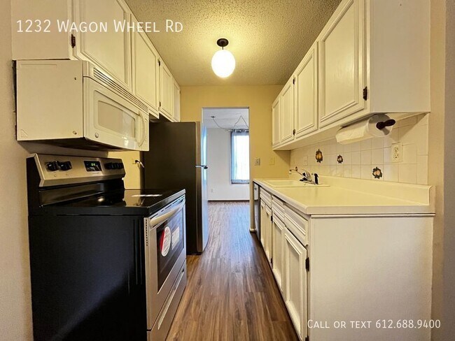 Building Photo - 3 Bed 3 Bath Townhome - 2 Car Attached Gar...