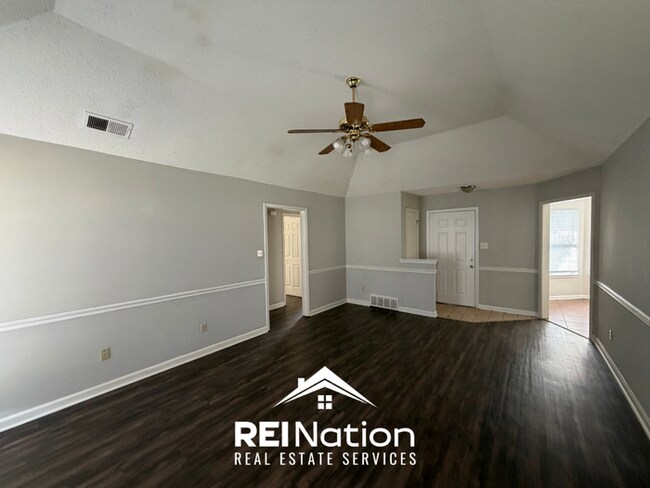 Building Photo - MEMPHIS CHARMER! | Vaulted Ceilings & Hardwood Floors | 3 Bed / 2 Bath & 2-Car Garage
