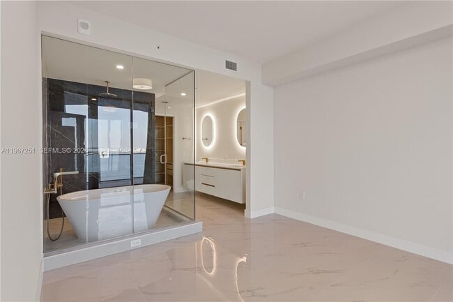 Building Photo - 700 NE 24th St