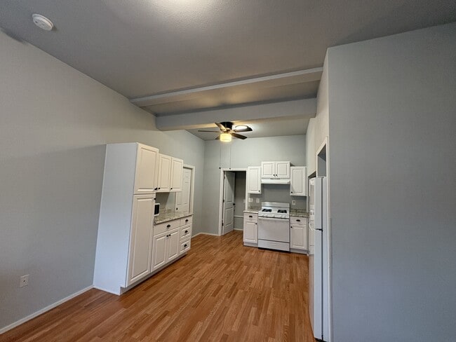 Building Photo - 141 E Fairfield Ct