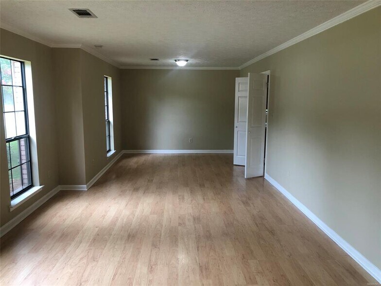 Building Photo - 4145 Johnstown Dr